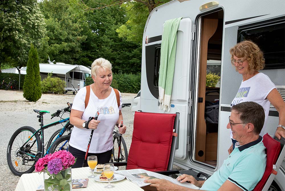 Ein kleiner Plausch unter Gästen auf dem Campingplatz Arterhof in Bad Birnbach.